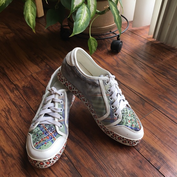 Tesia Women’s Designer Sneakers, Sz: 7 (23.5) - Picture 3 of 8